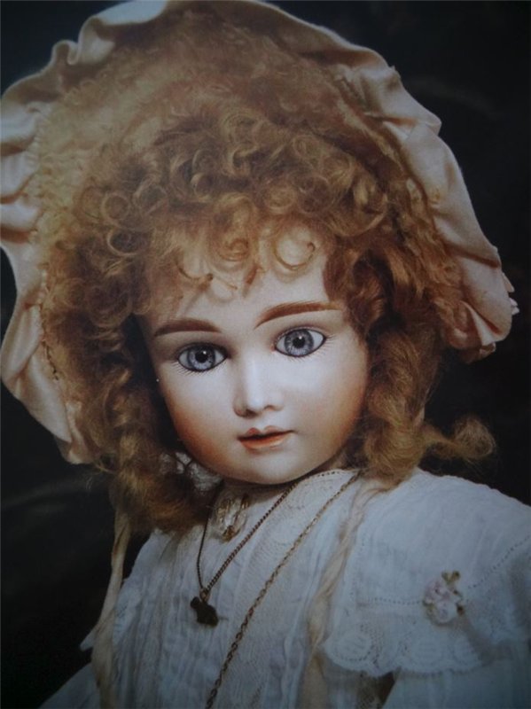 Антикварные куклы в тематических фотографиях