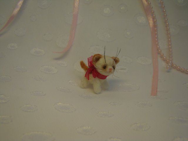 Очень маленький Котейка. Авторская игрушка валянием из шерсти Ольги Чернухо