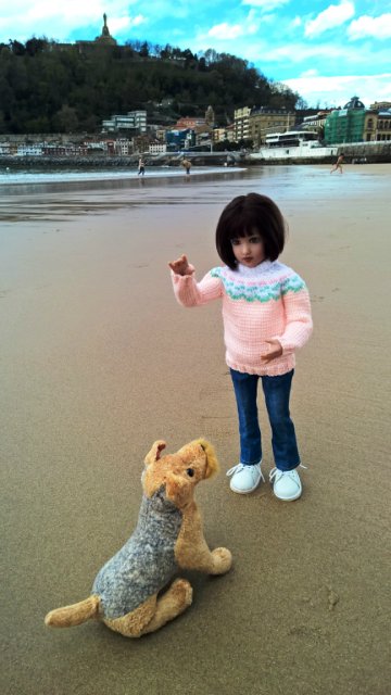 Пегий пёс, бегущий краем моря