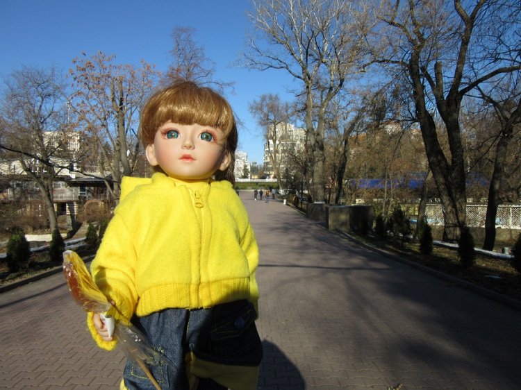 Утренняя прогулка в парке Горького с Соломоном и Анхен, или О сложностях гуляния с собакой и куклой одновременно