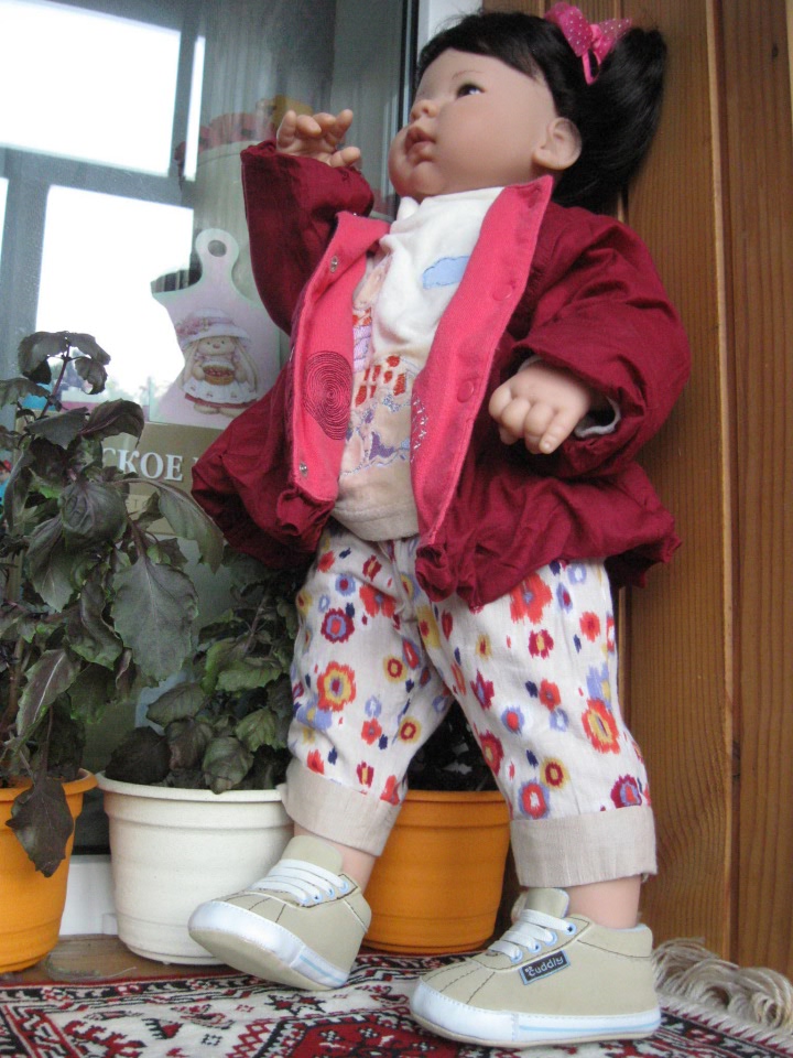 Азиаточка Миддлетончик и её любимые игрушки