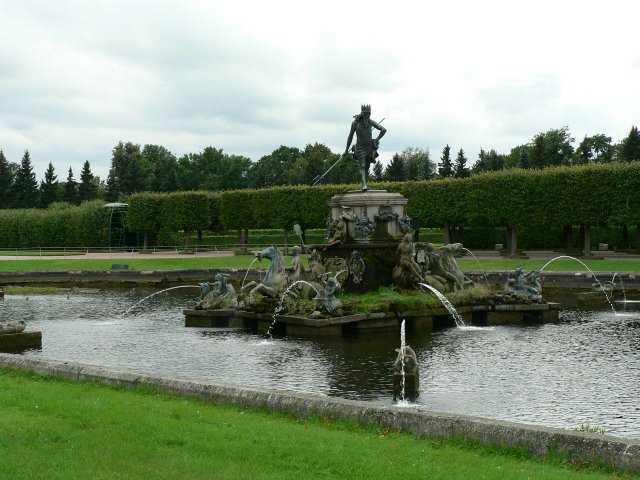 Тучи брызг моря.... Петергоф