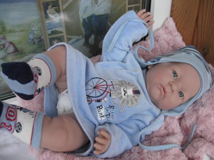 Маленькая Евочка любит наряжаться