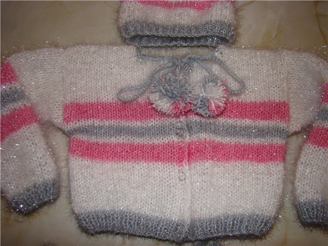 Тепло и уютно-вязанные костюмы для куклят (фото 2)