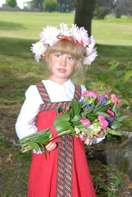 Мне березка нравится - ведь обе мы красавицы! Листья тихо шелестят, меж собою говорят