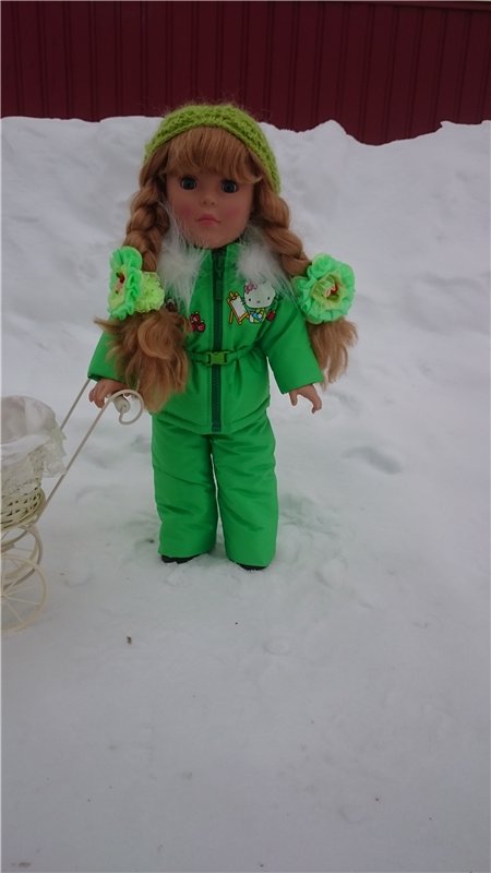 Мы в костюмчиках стоим,скоро Вас мы навестим!Открывайте ворота,выбегает детвора