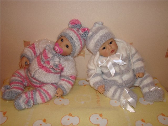 Тепло и уютно-вязанные костюмы для куклят (фото 6)