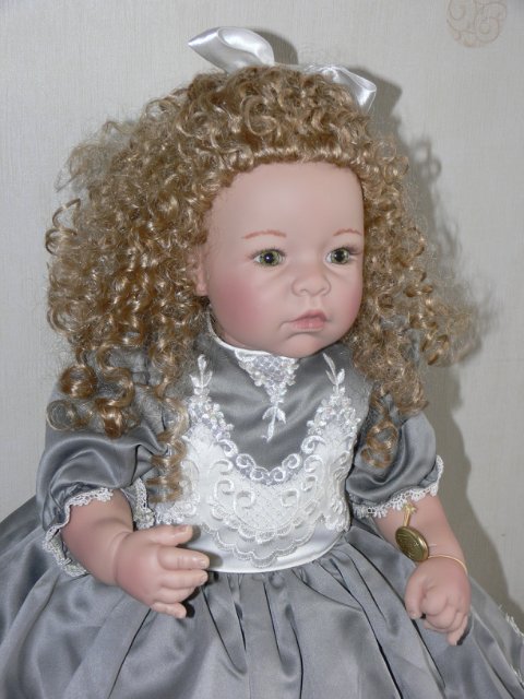 Необыкновенно красивая девушка Harvest Ball, Lee Middleton