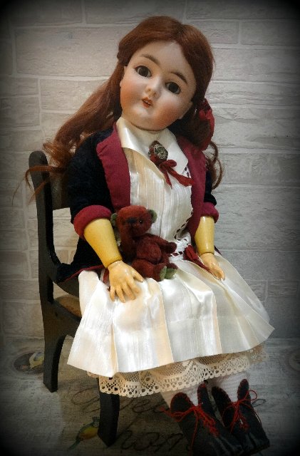 Задумчивая, скромная, тихая и строгая. Armand Marseille