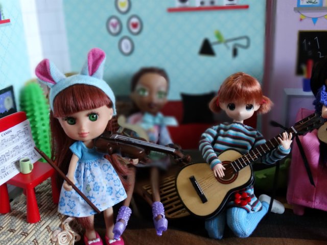 Хорошо, когда у мамы столько кукол и домик для них