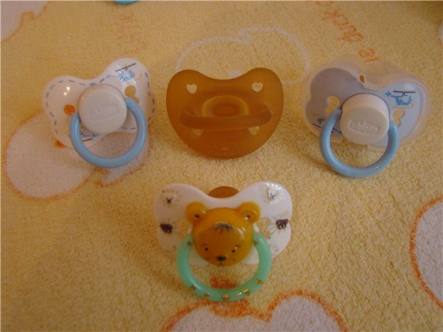 Соски-пустышки и малышки, которые их сосут (фото 7)