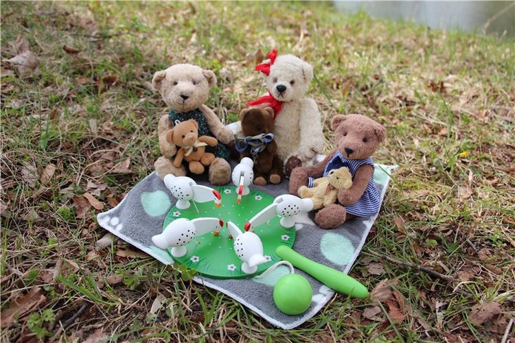 Весёлая семейка на прогулке