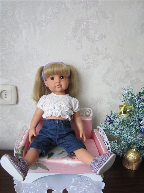 Подарок своими руками. Диванчик для кукол