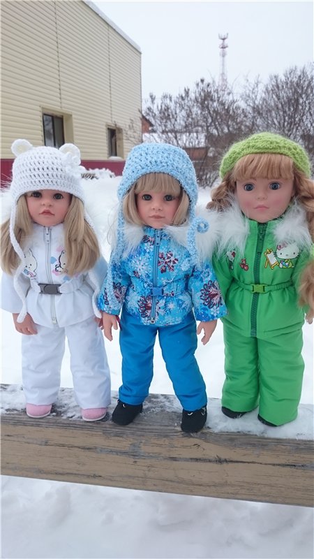 Мы в костюмчиках стоим,скоро Вас мы навестим!Открывайте ворота,выбегает детвора