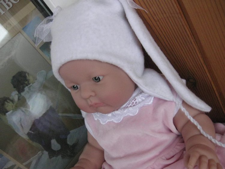 Маленькая Евочка любит наряжаться