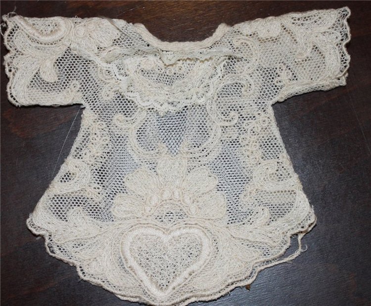 Подарки куклятам. Антикварное платье и парик (фото 2)