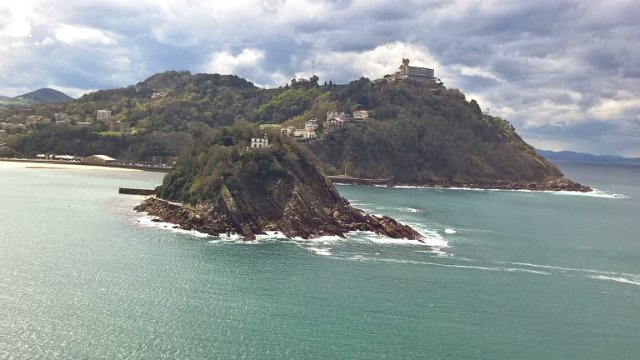 Пегий пёс, бегущий краем моря