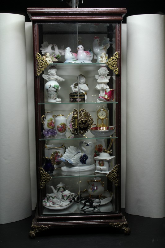 Шкаф-витрина с французским фарфором (фото 4)