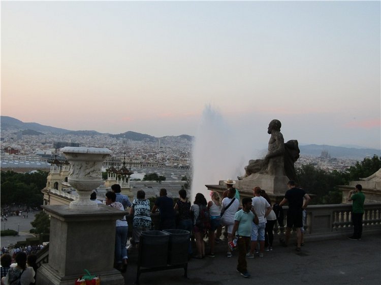 Магический фонтан Монжуика — поющая достопримечательность Барселоны