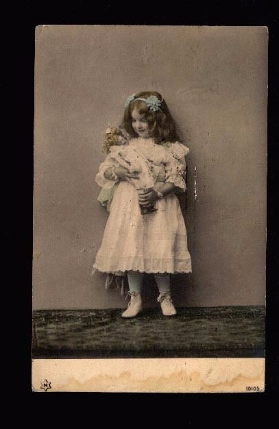 Cтаринные фотографии девочек с куклами