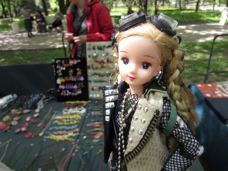 Первое мая. Сложно быть бунтарем, когда ты - милая девочка