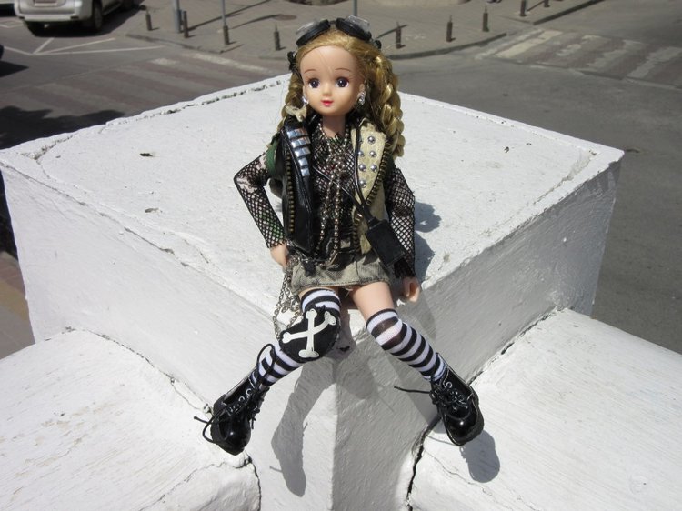 Первое мая. Сложно быть бунтарем, когда ты - милая девочка