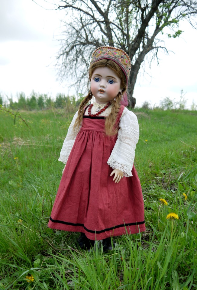 Старый сад и старая антикварная кукла (фото 2)