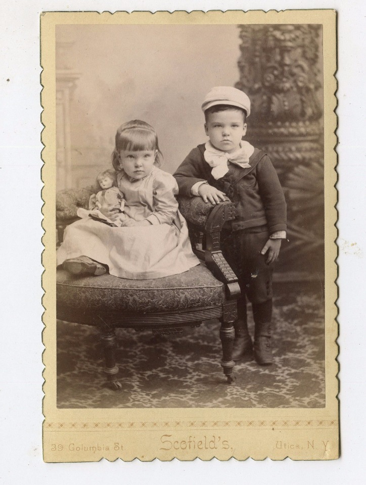 Cтаринные фотографии девочек с куклами