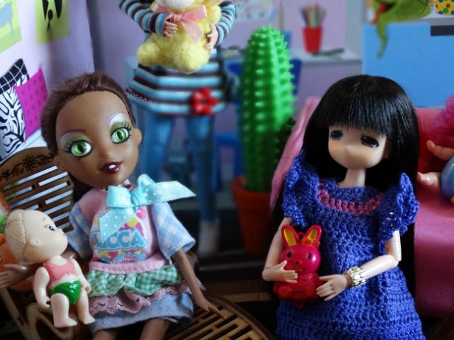 Хорошо, когда у мамы столько кукол и домик для них