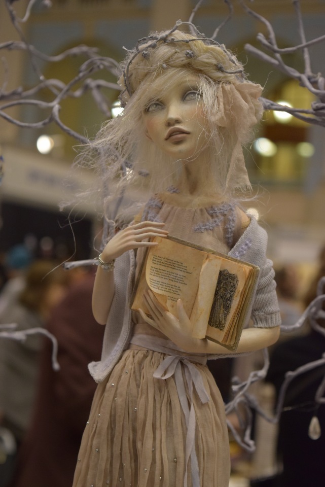 VII Московская международная выставка "Искусство Куклы". Портреты кукольной души или незримый диалог. Часть 2