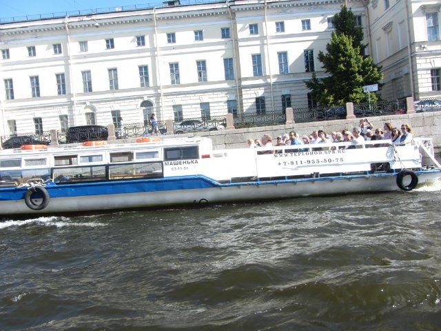 Приглашаем на водную экскурсию по Петербургу