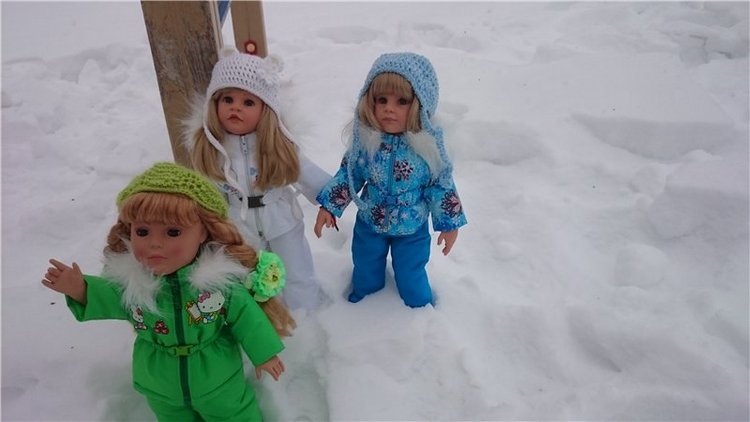 Мы в костюмчиках стоим,скоро Вас мы навестим!Открывайте ворота,выбегает детвора