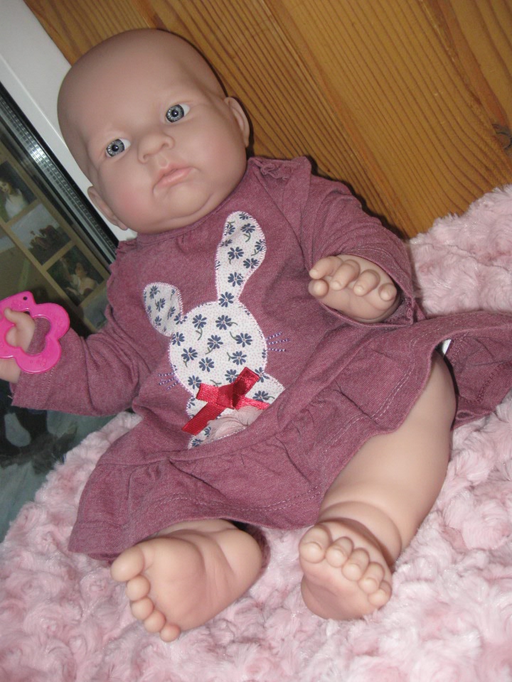 Маленькая Евочка любит наряжаться