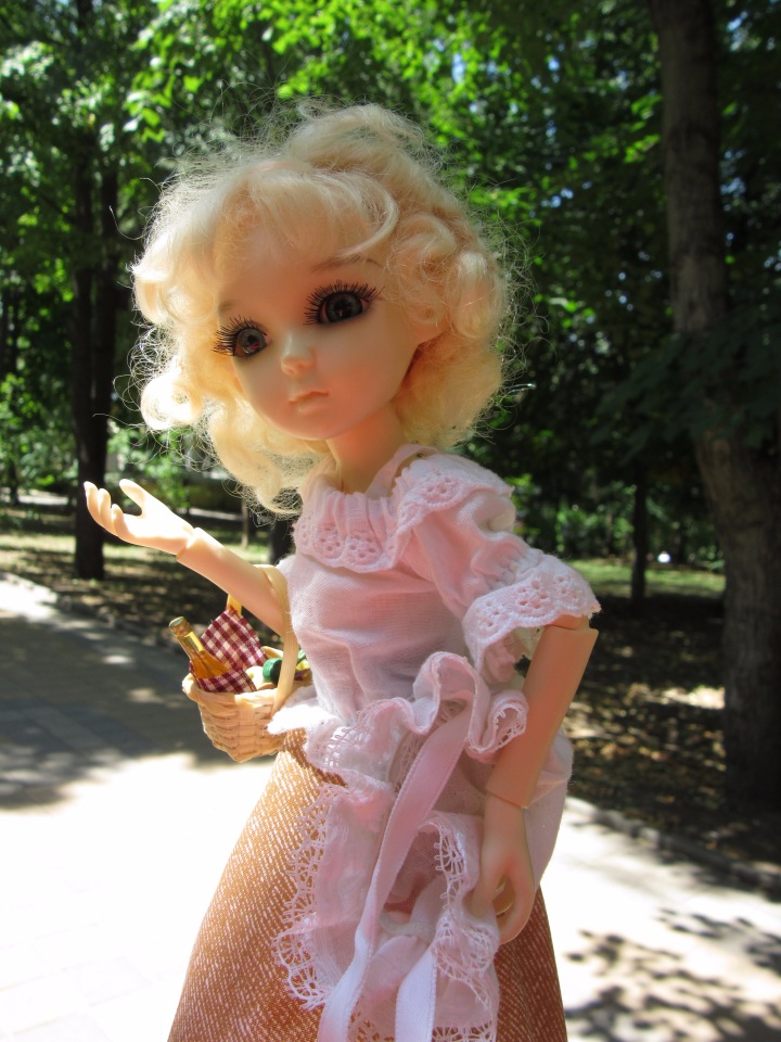 По дороге летним днём Магдалена шла с чепцом