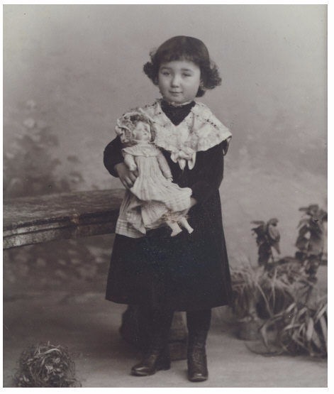 Cтаринные фотографии девочек с куклами