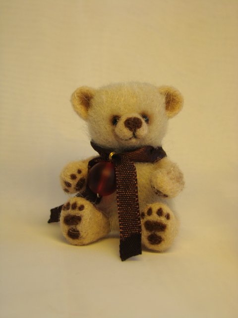 Мишка с клюковкой, авторская игрушка Ольги Чернухо