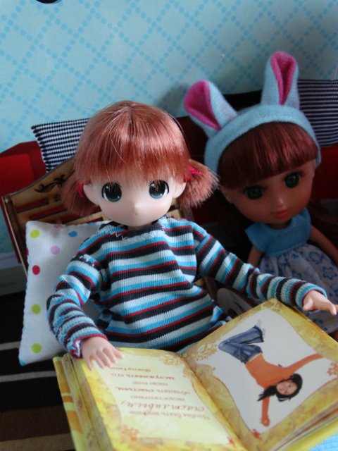 Хорошо, когда у мамы столько кукол и домик для них