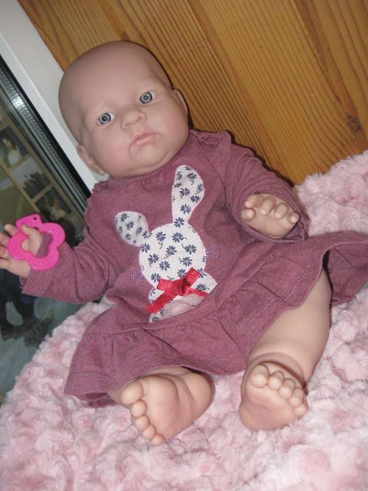 Маленькая Евочка любит наряжаться