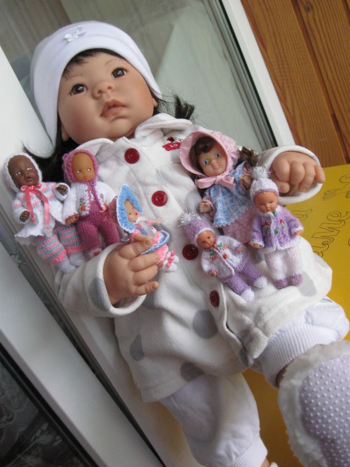 Азиаточка Миддлетончик и её любимые игрушки