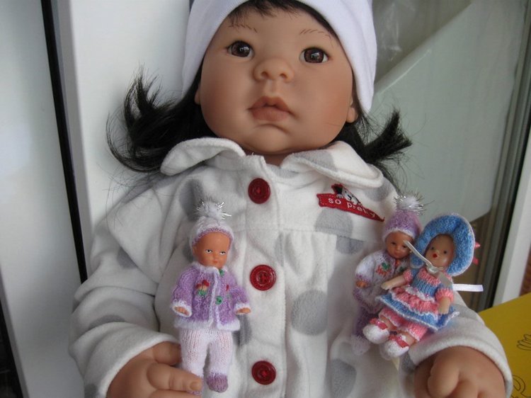 Азиаточка Миддлетончик и её любимые игрушки