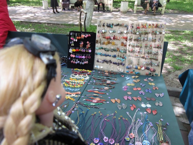 Первое мая. Сложно быть бунтарем, когда ты - милая девочка