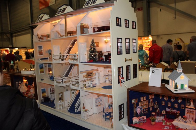 Все на выставку! Кукольные домики и миниатюра