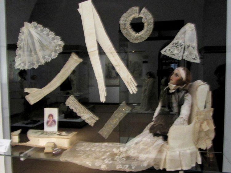 «Мода по-взрослому. Истории из кукольного гардероба» - выставка в Музее-заповеднике «Царицыно» - продолжение - 6-ой зал.