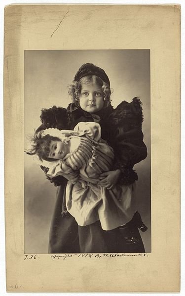 Чепчик - наша радость, чепчик - вдохновение. Сшила Милка чепчик - всем на удивление