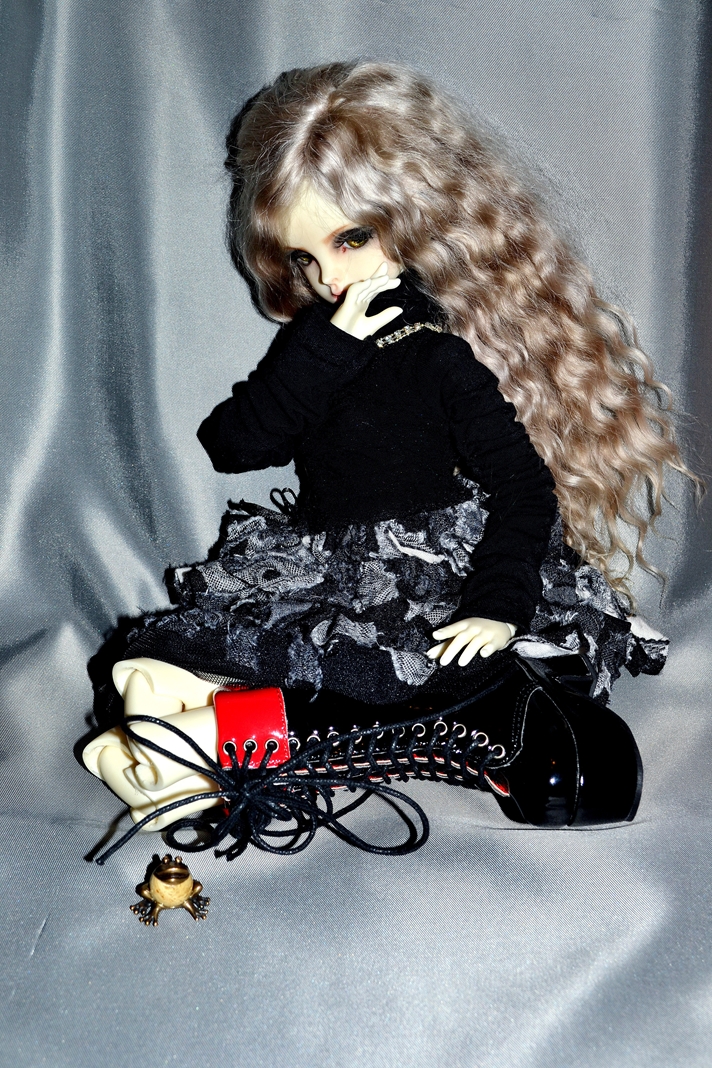 Моя серьёзная и непохожая на других BJD-девочка Aaron от Dollzone