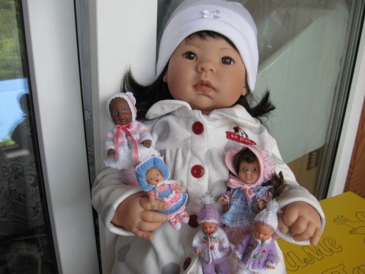 Азиаточка Миддлетончик и её любимые игрушки