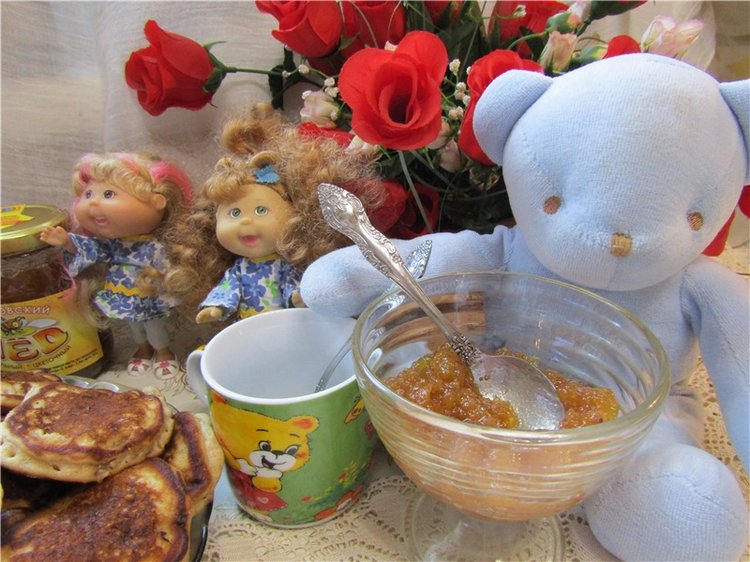 Вкусные у бабушки блинчики-оладушки. С маслом и с вареньем, со сметаной съем я