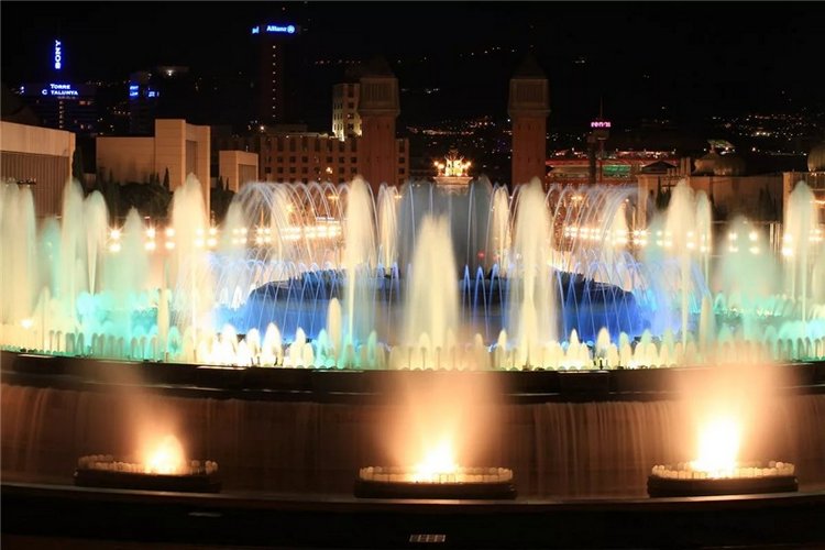 Шоу поющих фонтанов в Барселоне - окунемся с головой