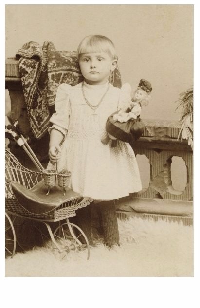 Cтаринные фотографии девочек с куклами