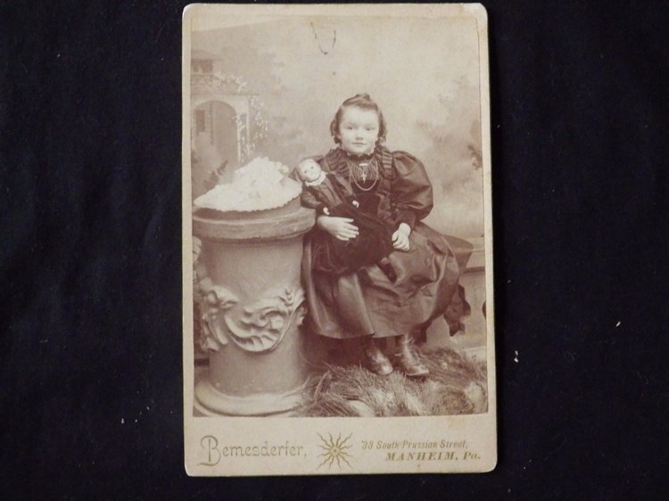 Cтаринные фотографии девочек с куклами